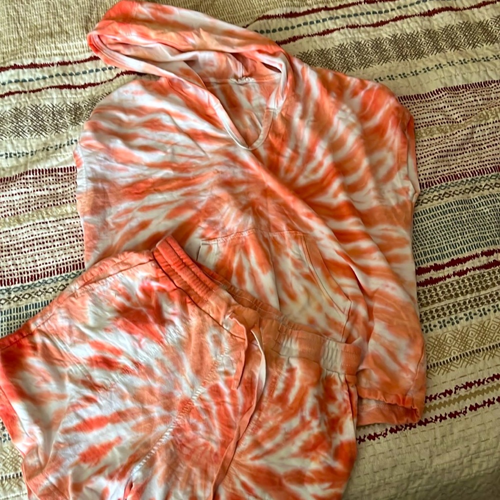 Tie dye set with sleeveless hoodie pockets on hoodie and shorts , pants M
